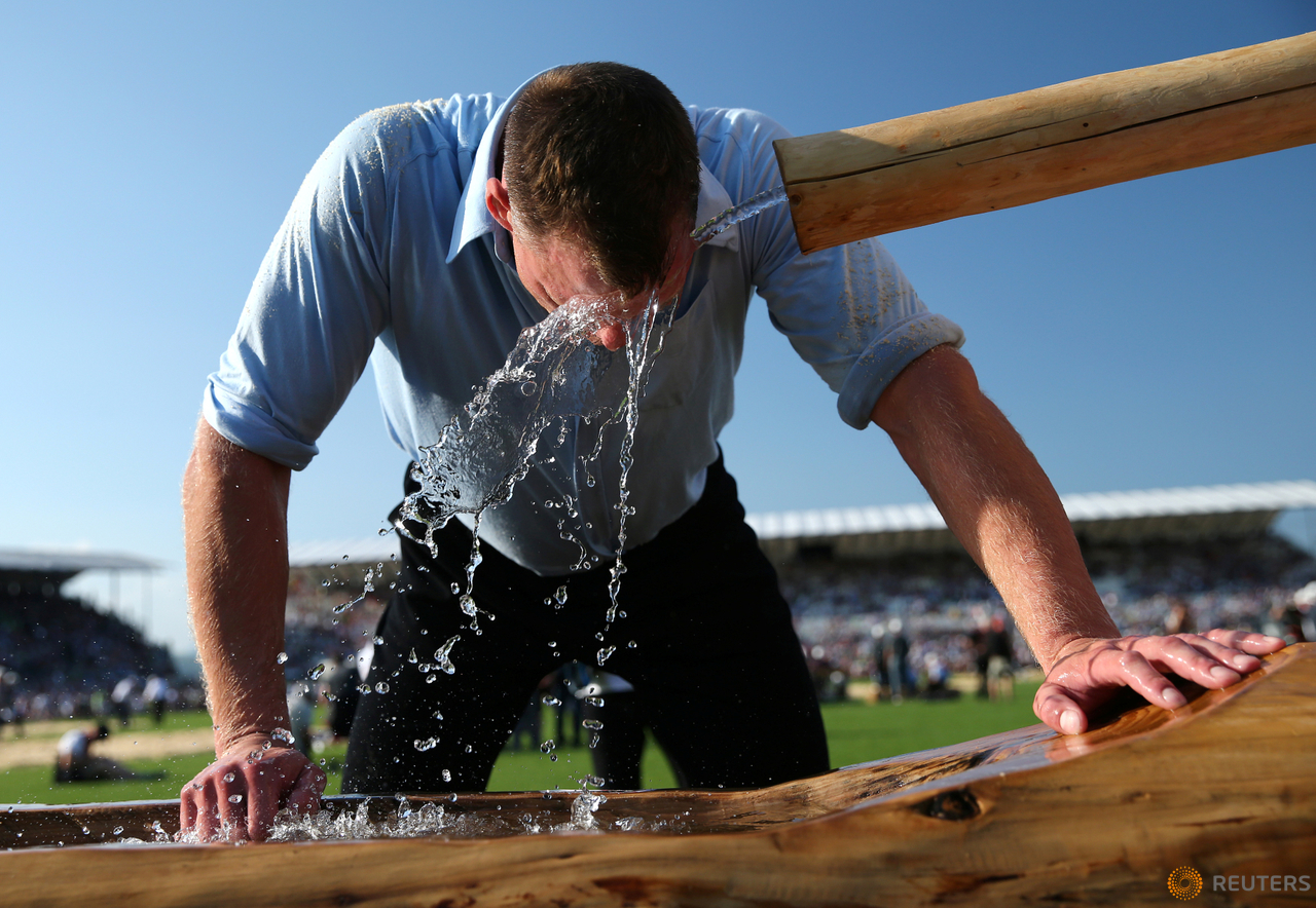Swiss Alpine wrestler Matthias Sempach gets water after a fight during the Federal Alpine Wrestling Festival (Eidgenoessisches Schwing- und Aelplerfest) in Estavayer-le-Lac August 28, 2016. 