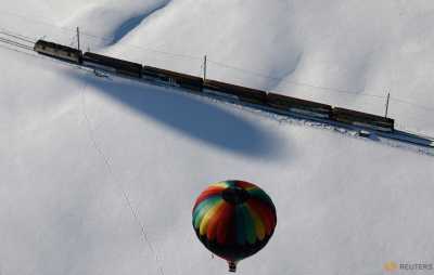 A balloon flies during the 38th International Hot Air Balloon Week in Chateau-d'Oex, Switzerland January 23, 2016. For nine days balloonists from 15 countries take part in the ballooning event in the Swiss mountain resort famous for ideal flight conditions due to an exceptional microclimate. A balloon flies during the 38th International Hot Air Balloon Week in Chateau-d'Oex, Switzerland January 23, 2016. For nine days balloonists from 15 countries take part in the ballooning event in the Swiss mountain resort famous for ideal flight conditions due to an exceptional microclimate.