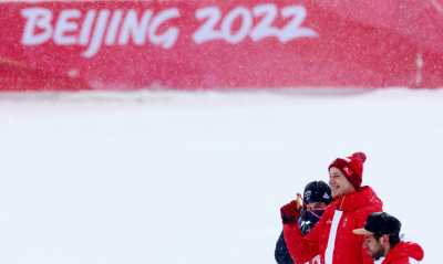2022 Beijing Olympics - Victory Ceremony - Alpine Skiing - Men's Giant Slalom - National Alpine Skiing Centre, Yanqing district, Beijing, China - February 13, 2022. Gold medallist Marco Odermatt of Switzerland poses with his medal as he stands in between silver medallist Zan Kranjec of Slovenia and bronze medallist Mathieu Faivre of France during the victory ceremony. REUTERS/Denis Balibouse