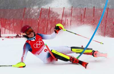 2022 Beijing Olympics - Alpine Skiing - Women's Alpine Combined Slalom - National Alpine Skiing Centre, Yanqing district, Beijing, China - February 17, 2022. Mikaela Shiffrin of the United States falls during her run. REUTERS/Denis Balibouse